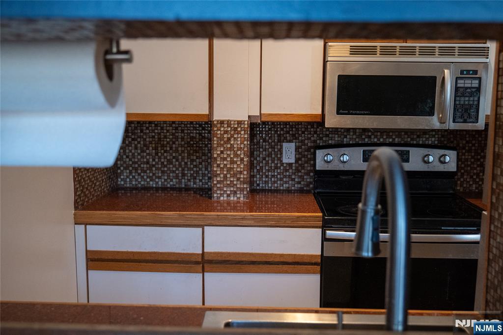 Orange, New Jersey 07050, United States, 2 Bedrooms Bedrooms, ,1 BathroomBathrooms,Residential,Pending,122500