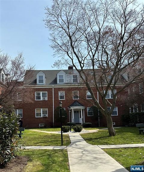 Photo of 735 Elm Ave #3E, Teaneck, NJ 07666 (MLS # 26009974)