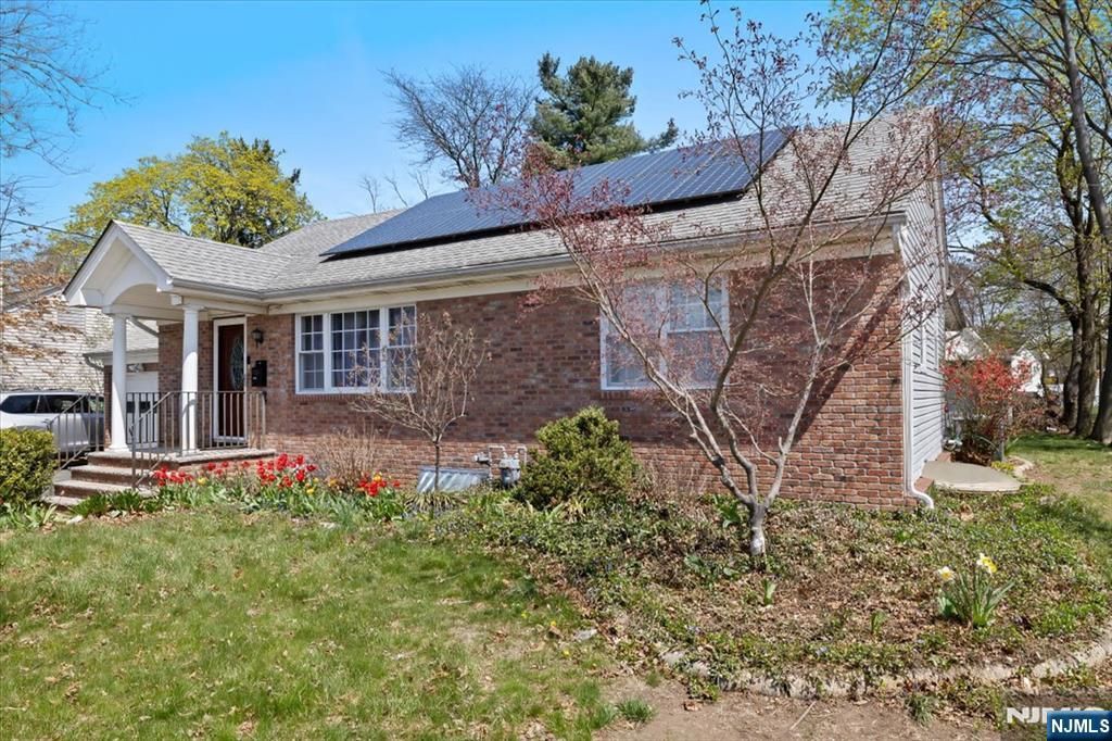 Photo of 35 Ridgewood Avenue, Paramus, NJ 07652 (MLS # 26013115)