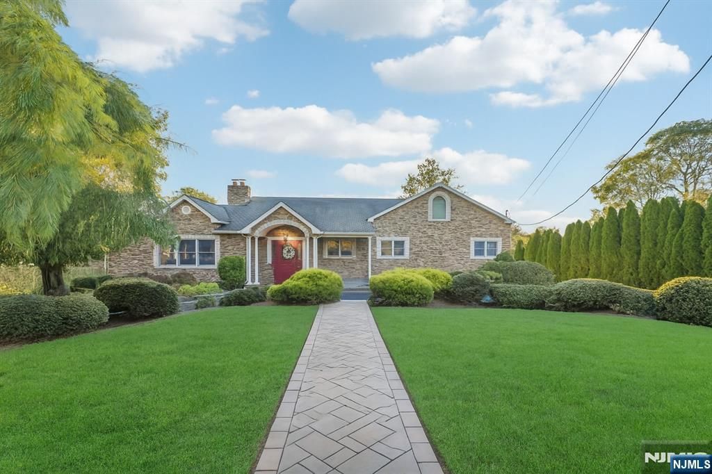 Photo of 23 Surrey Drive, Wayne, NJ 07470 (MLS # 25037667)