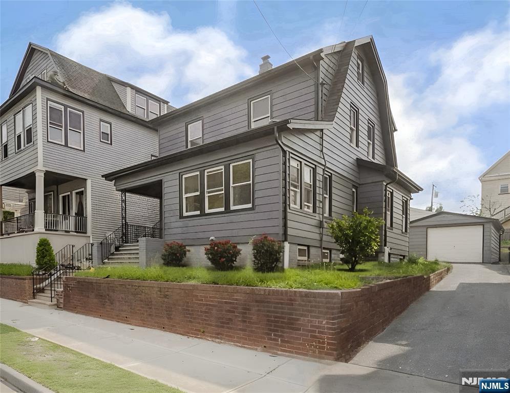 91 Forest Street, Kearny, New Jersey - 3 Bedrooms  
2 Bathrooms  
13 Rooms - 