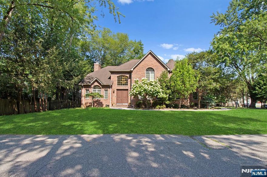 2005 BUILT ALL BRICK GORGEOUS NEWER CONSTRUCTION LOCATED ON NICE CUL-DE SAC!!! VAULTED HIGH CEILTING LIVINGROOM, FORMAL DINING ROOM, LARGE GOUMET MODERN EAT IN KITCHEN, LARGE FAMILY ROOM W/ FIRE PLACE, DEN COULD BE USED OFFICE OR LIBRARY...2ND FLO. OFFERS HUGE PRIMARY SUITE W/LUXURY BATHROOM W/ JACUZZI, LARGE 2ND SUITE W/ FBTH, GOOD SIZE TWO BEDROOMS W/ FBTH.. HUGE FINISHED BASEMENT OFFERS FBTH, HUGE PLAYROOM... THE BEST BLUE RIBBON SCHOOL SYSTEM, CLOSE TO NY TRANSPORTATION & SCHOOLS... PLEASURE TO SHOW!!!