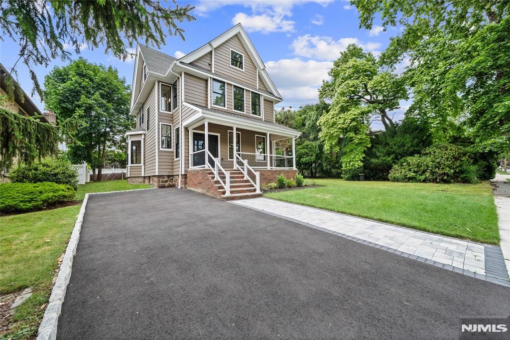 Photo of 475 Morse Avenue, Ridgefield, NJ 07657 (MLS # 25025240)