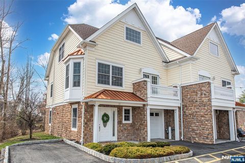 Photo of 21 Riverbend Court, New Providence, NJ 07974 (MLS # 26016664)