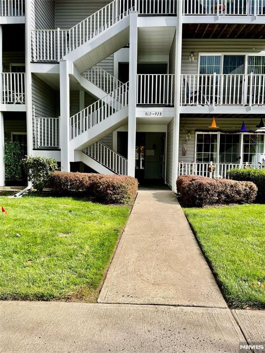 A move in condition 2 bedroom 1 bathroom first floor apartment for rent at Society Hill. Near to NY transportation. There is laundry in the unit and this unit comes with 1 assigned parking space too.
