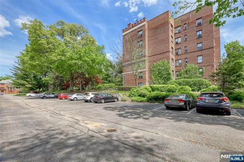 Photo of 100 E Palisade Avenue #D34, Englewood, NJ 07631 (MLS # 25032336)