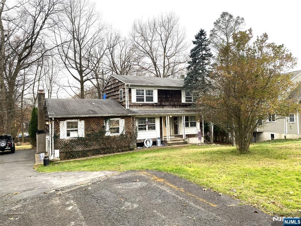 Photo of 34 4th Street, Midland Park, NJ 07432 (MLS # 25041308)