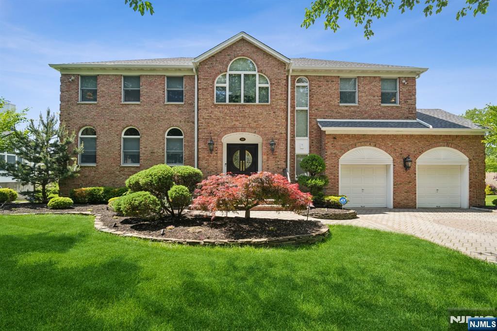 313 Cardinal Place, Paramus, New Jersey - 4 Bedrooms  
4 Bathrooms  
8 Rooms - 