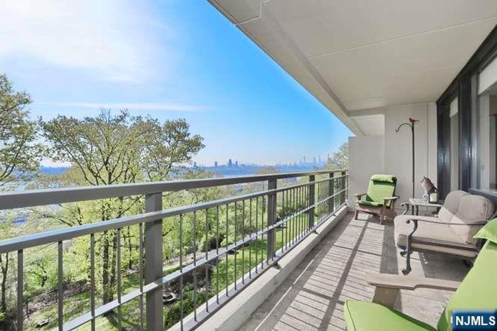 Photo of 1 Horizon Road #619, Fort Lee, NJ 07024 (MLS # 26012282)