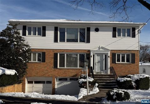 Photo of 21 Pilgrim Ct, Bloomfield, NJ 07003 (MLS # 25043278)