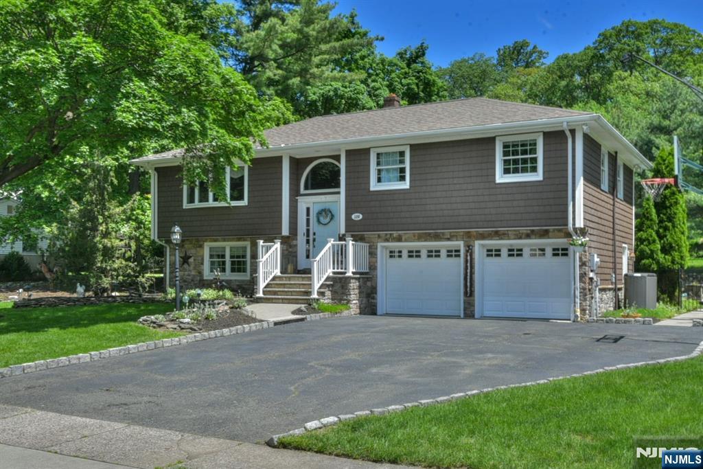 Property for Sale at 126 Darrow Drive, North Haledon, New Jersey - Bedrooms: 4 
Bathrooms: 3 
Rooms: 8  - $799,900