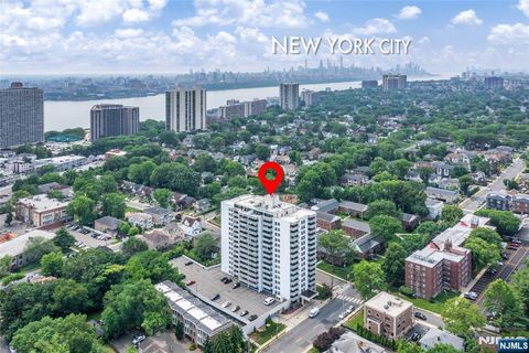 Photo of 1600 Center Avenue #9C, Fort Lee, NJ 07024 (MLS # 25020237)