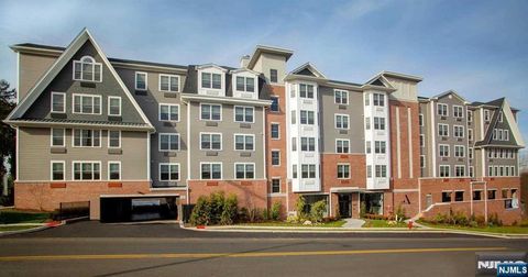 Photo of 1685 Bergen Blvd #404, Fort Lee, NJ 07024 (MLS # 25038458) Photo of 1685 Bergen Blvd #404, Fort Lee, NJ 07024 (MLS # 25038458)