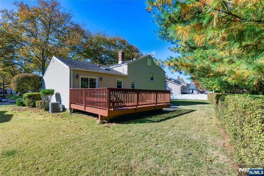 Photo of 331 Ellen Place, Paramus, NJ 07652 (MLS # 25038005)