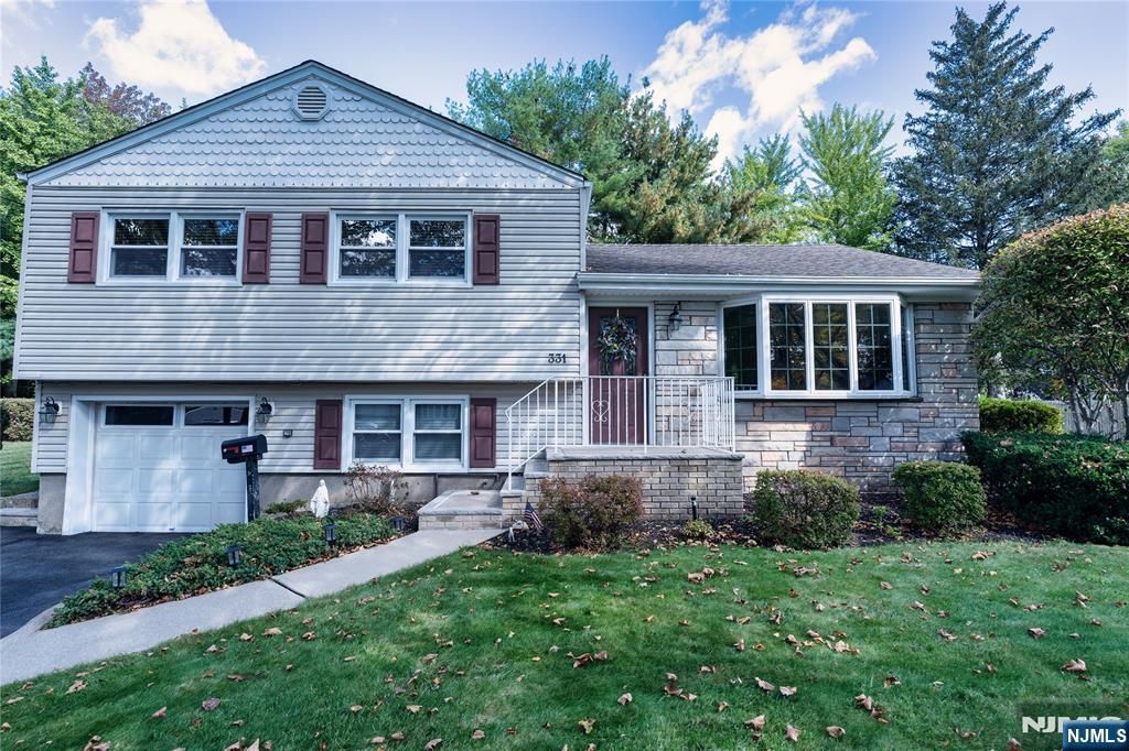Photo of 331 Ellen Place, Paramus, NJ 07652 (MLS # 25038005)
