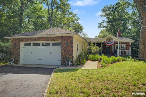 Photo of 29 Minnehaha Boulevard, Oakland, NJ 07436 (MLS # 26021873)