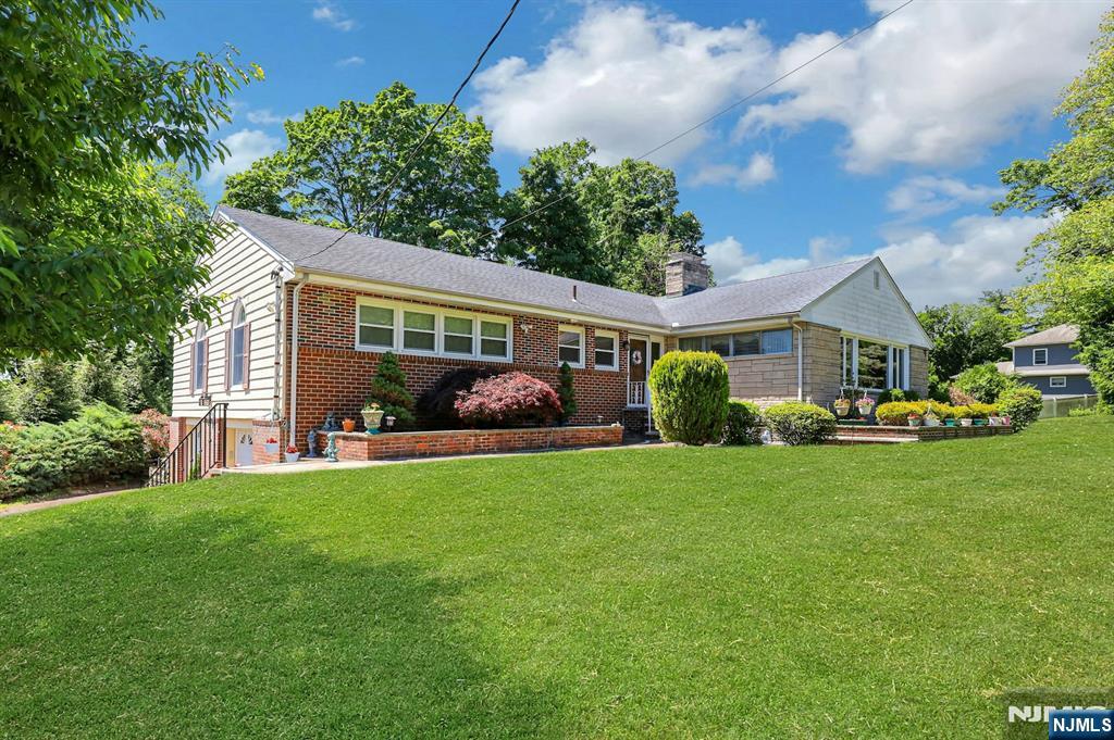 Photo of 10 Shaw Road, Woodcliff Lake, NJ 07677 (MLS # 26025787)