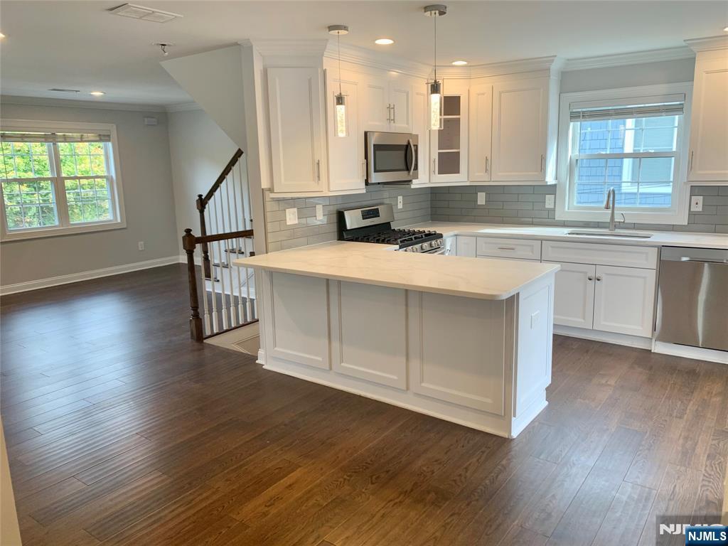 Rental Property at 46 Elm Rd 2, Caldwell, New Jersey - Bedrooms: 3 
Bathrooms: 2 
Rooms: 9  - $4,200 MO.