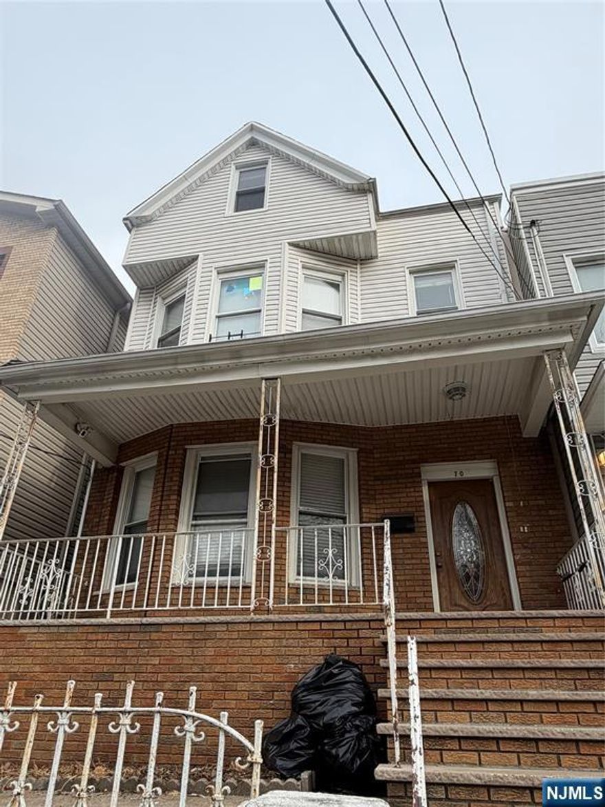 TOTALLY RENOVATED 3 LARGE BEDROOM PLUS PLAYROOM/DEN AND 2 BATHROOMS RENTAL IN JERSEY CITY HEIGHTS. BRAND NEW BATHROOM, STAINLESS APPLIANCES, KITCHEN, HARDWOOD FLOOR, WASHER AND DRYER IN THE UNIT. 10 MINUTE WALK TO THE CONGRESS/9TH ST. HUDSON-BERGEN LIGHT RAIL AND STEPS FROM BUSES TO JS PATH, NYC PORT AUTH AND CENTRAL AVE, AND SHOPPING.