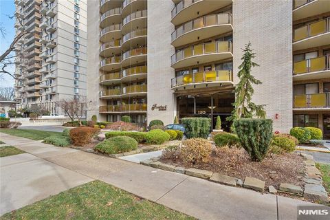 Photo of 150 Overlook Avenue #6E, Hackensack, NJ 07601 (MLS # 25042984)