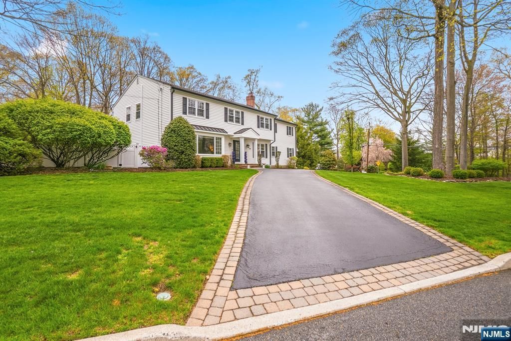 Photo of 120 Tam O Shanter Dr, Mahwah, NJ 07430 (MLS # 26014421)