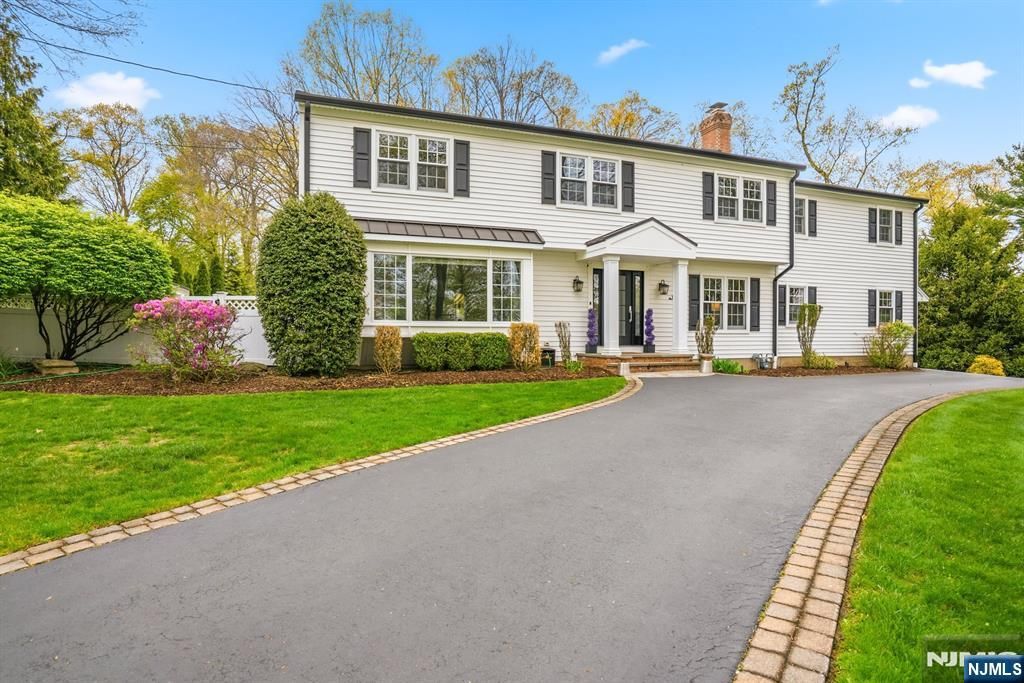 Photo of 120 Tam O Shanter Dr, Mahwah, NJ 07430 (MLS # 26014421)