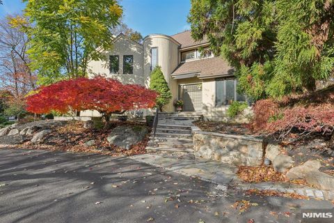Photo of 707 Horseshoe Trail, Franklin Lakes, NJ 07417 (MLS # 26005100)