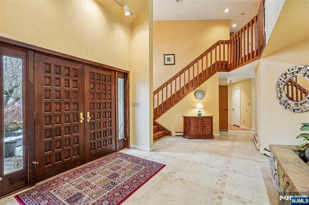 Photo of 707 Horseshoe Trail, Franklin Lakes, NJ 07417 (MLS # 26005100)