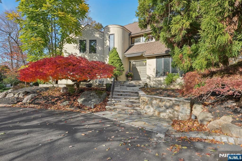 Photo of 707 Horseshoe Trail, Franklin Lakes, NJ 07417 (MLS # 26005100)
