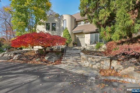 Photo of 707 Horseshoe Trail, Franklin Lakes, NJ 07417 (MLS # 26005100)