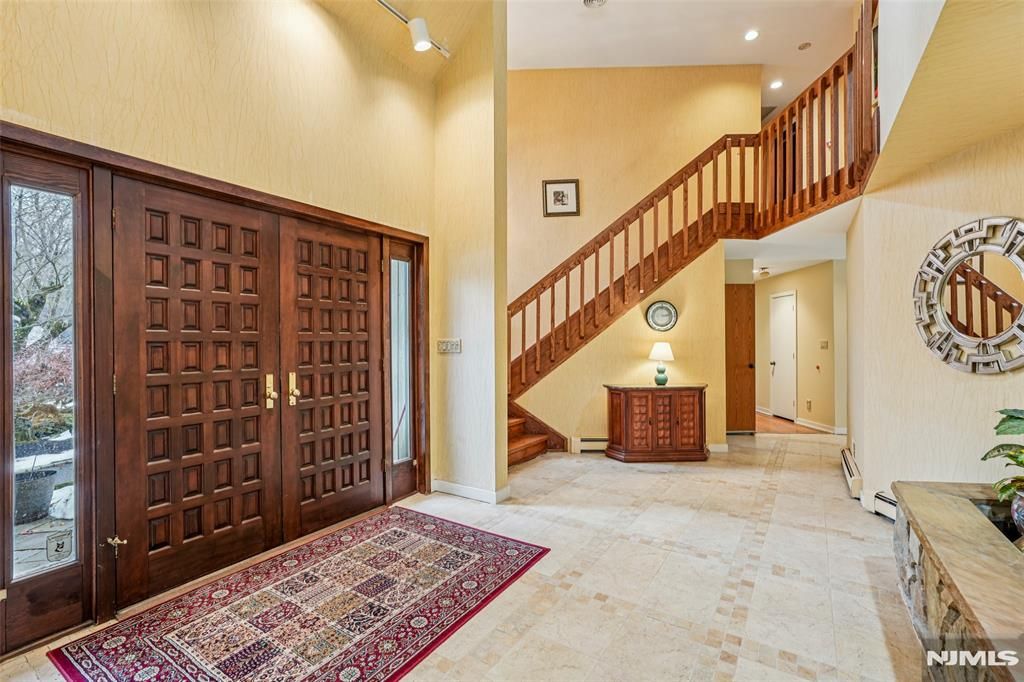 Photo of 707 Horseshoe Trail, Franklin Lakes, NJ 07417 (MLS # 26005100)