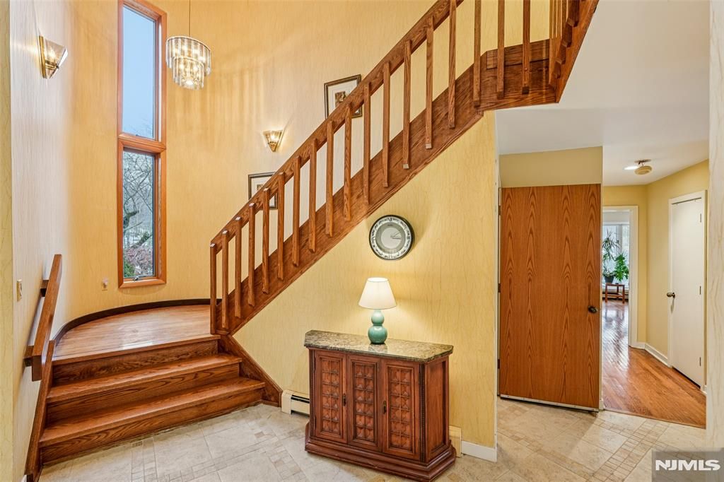 Photo of 707 Horseshoe Trail, Franklin Lakes, NJ 07417 (MLS # 26005100)