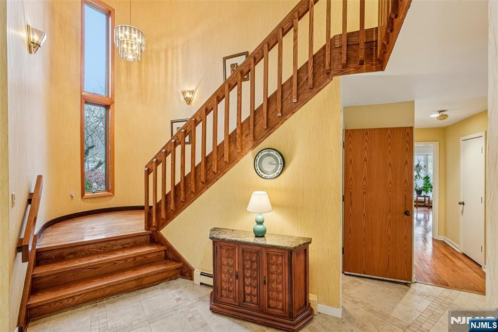 Photo of 707 Horseshoe Trail, Franklin Lakes, NJ 07417 (MLS # 26005100)