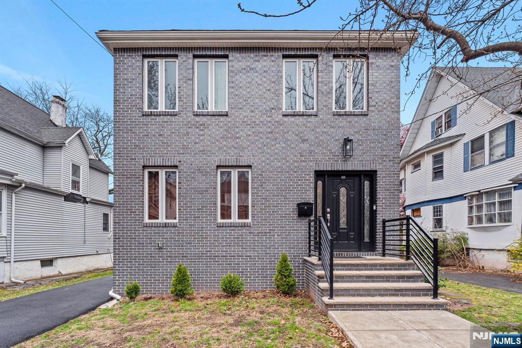 88 Montross Avenue, Rutherford, New Jersey - 6 Bedrooms  
6 Bathrooms  
10 Rooms - 