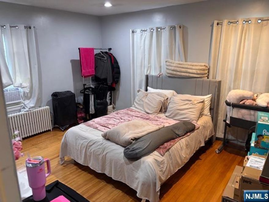 A nice size two bedroom apartment freshly painted . Close to school, Major highway, Shopping center and Hospital.