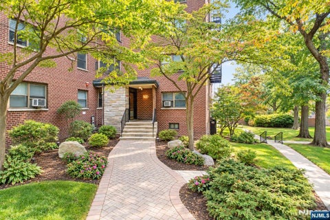 Photo of 500 Linwood Drive #3B, Fort Lee, NJ 07024 (MLS # 26028987)