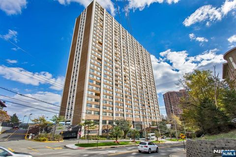 Photo of 250 Gorge Road #22 K, Cliffside Park, NJ 07010 (MLS # 25026679)
