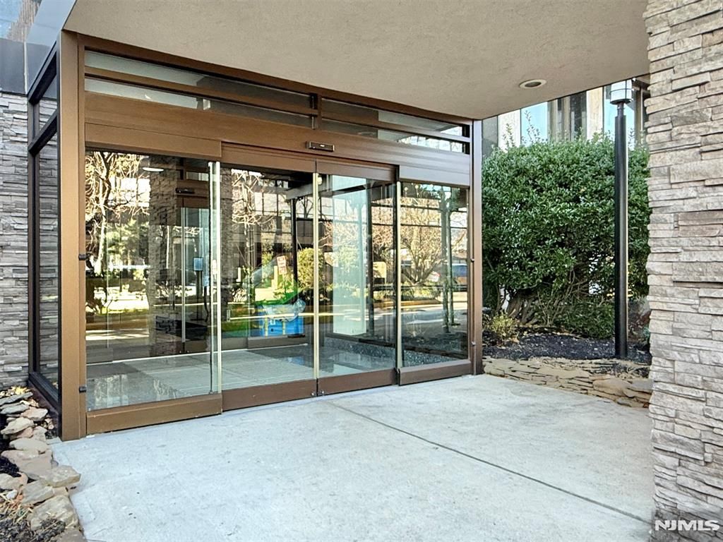 Photo of 2077 Center Avenue #5E, Fort Lee, NJ 07024 (MLS # 25042631)