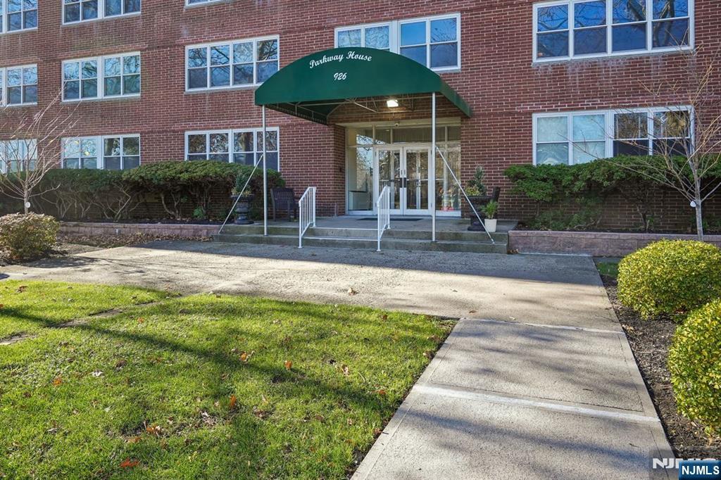 926 Bloomfield Avenue 3L