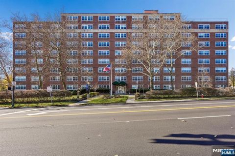 Photo of 926 Bloomfield Avenue #3L, Glen Ridge, NJ 07028 (MLS # 26010305)