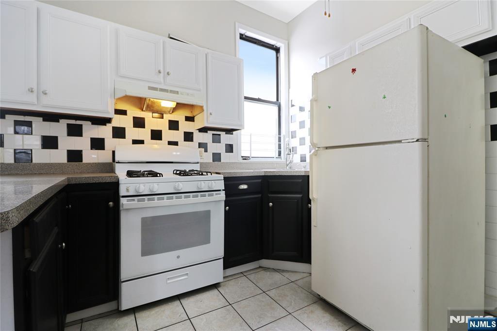 6011 Park Ave 2, West New York, New Jersey - 2 Bedrooms  
1 Bathrooms  
5 Rooms - 