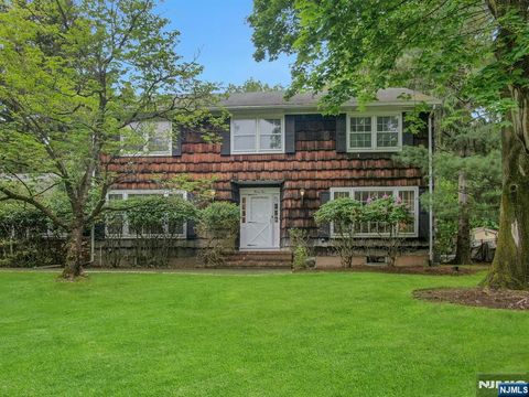 32 Country Squire Road Old Tappan NJ 07675