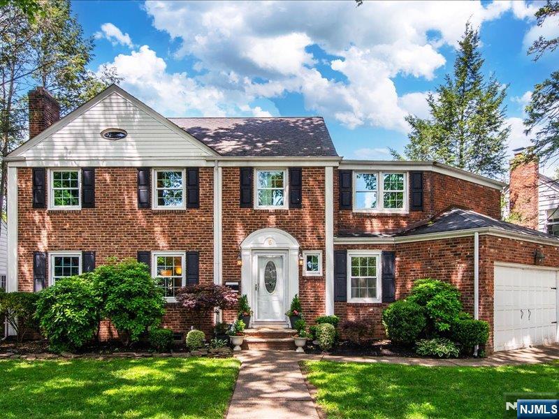 5 Kenneth Road, Montclair, New Jersey - 4 Bedrooms  
4 Bathrooms  
8 Rooms - 