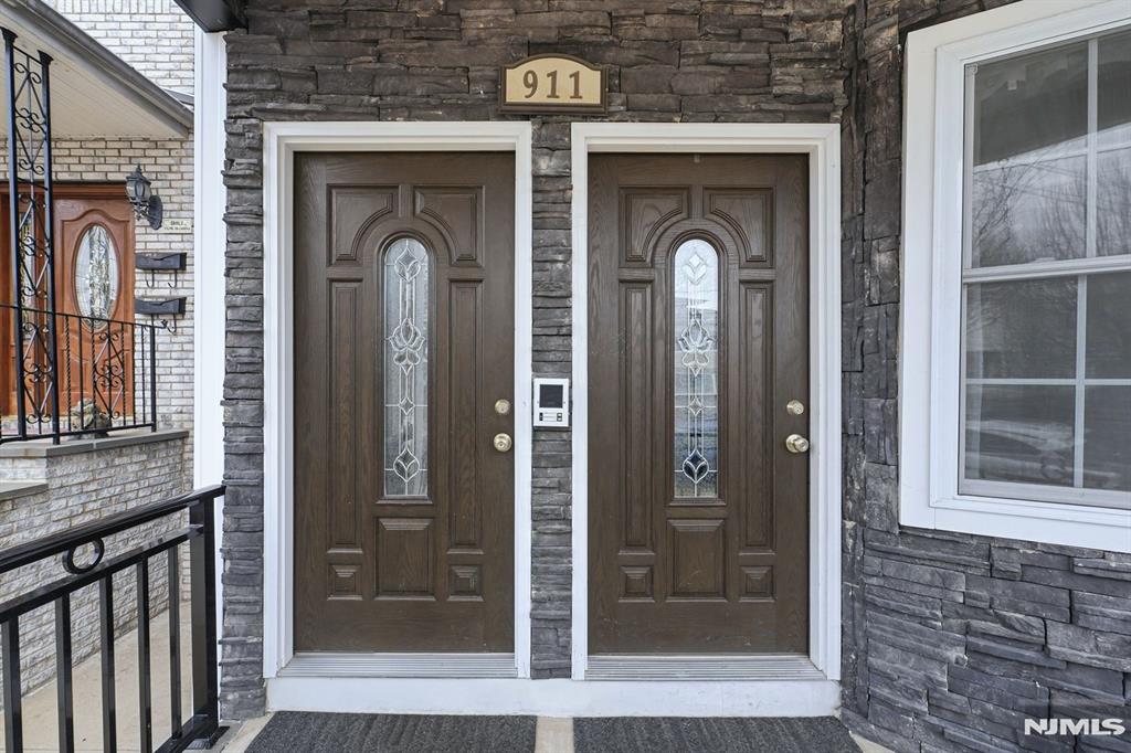 909-911 Monroe Avenue