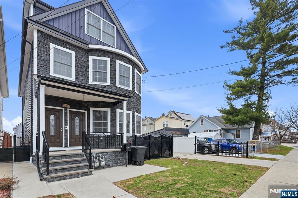 909-911 Monroe Avenue