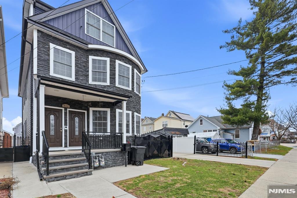 909-911 Monroe Avenue