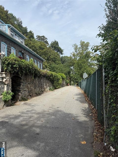 Photo of 2 Oakdene Terrace, Edgewater, NJ 07020 (MLS # 25031596)