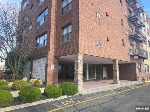 Photo of 275 Hoym St #3G, Fort Lee, NJ 07024 (MLS # 26008771)