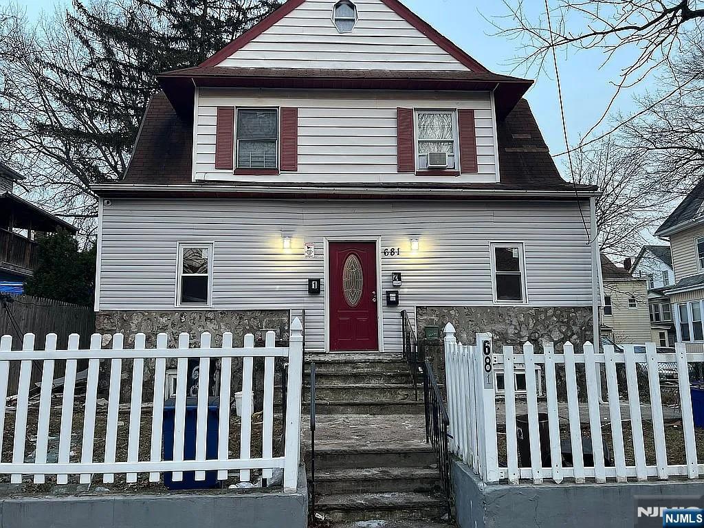 683 28th Street, Paterson, New Jersey - 6 Bedrooms  
4 Bathrooms  
12 Rooms - 