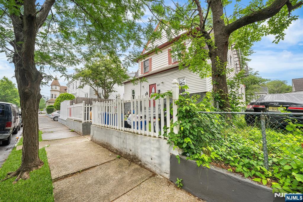 683 E 28th Street